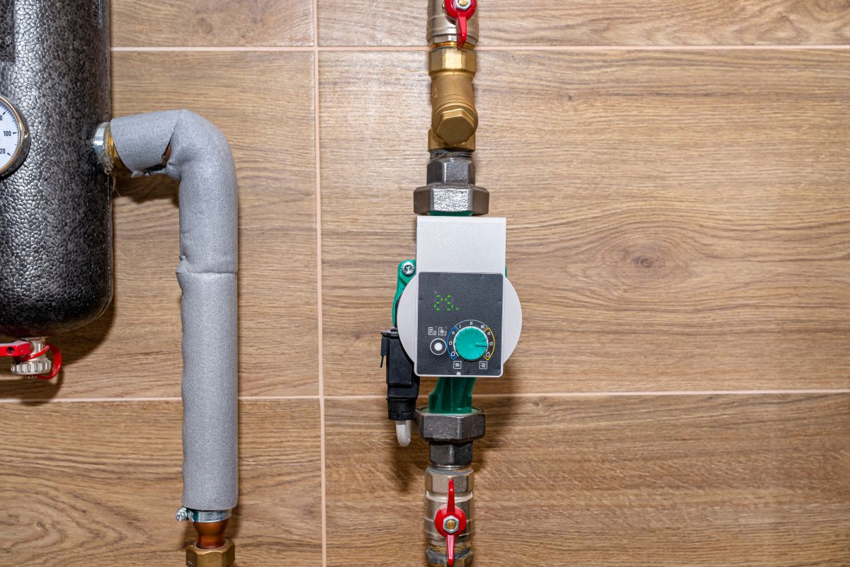 Water circulator pump displaying 25W